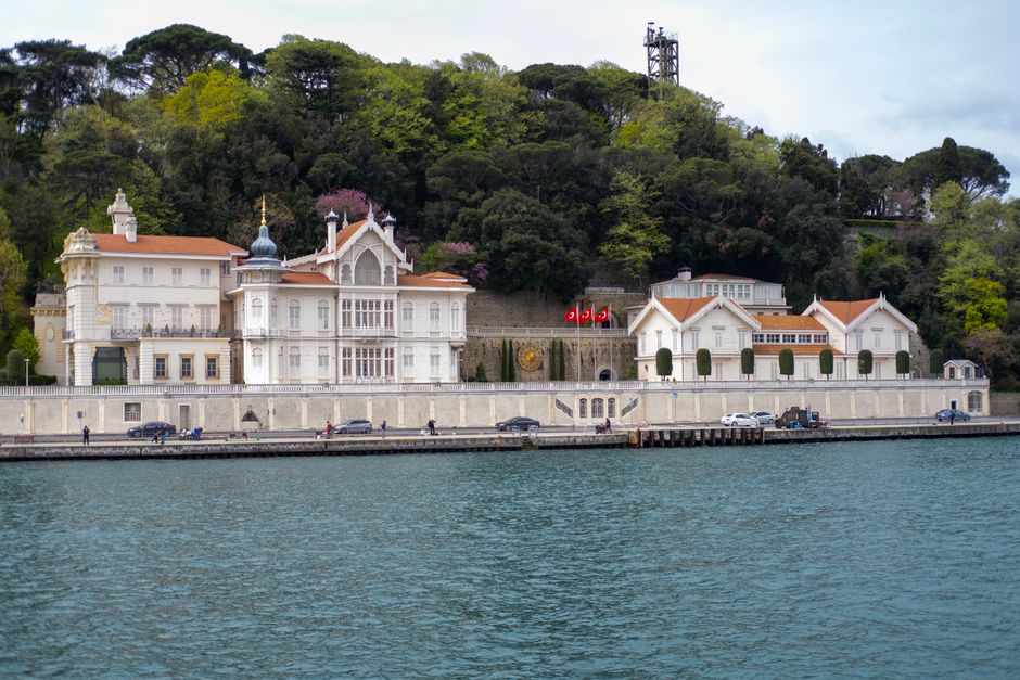 Bosphorus dinner cruise Istanbul guide — Colina Rojo Travel private transfer Istanbul